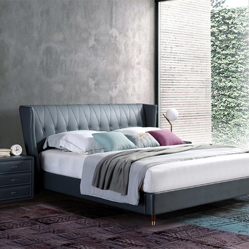 フルレザーで包まれた無垢材のベッド